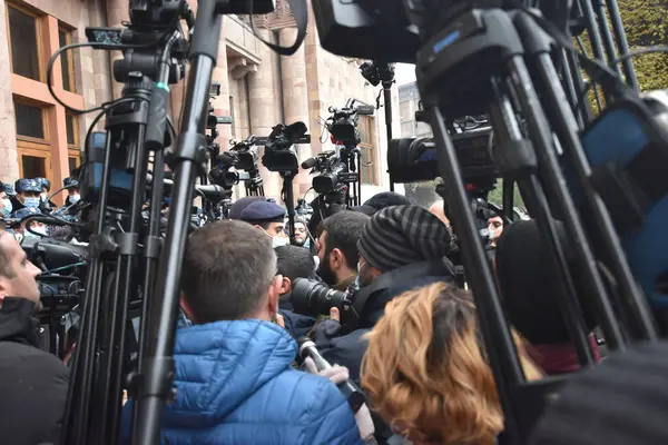 Türk azerbaijani teröristlerinin 10 Aralık 2020 'de Artsakh Cumhuriyeti' nin barışçıl sakinlerine karşı yürüttüğü saldırının ardından Erivan 'da hükümet ve pashinan karşıtı protestolar düzenlendi.