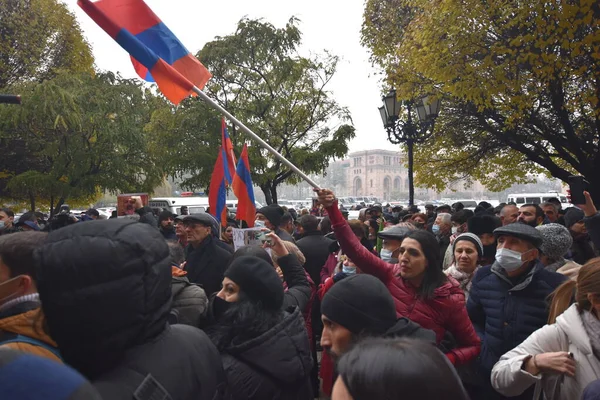 Türk azerbaijani teröristlerinin 10 Aralık 2020 'de Artsakh Cumhuriyeti' nin barışçıl sakinlerine karşı yürüttüğü saldırının ardından Erivan 'da hükümet ve pashinan karşıtı protestolar düzenlendi.