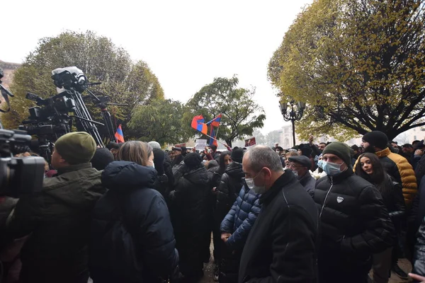 Türk azerbaijani teröristlerinin 10 Aralık 2020 'de Artsakh Cumhuriyeti' nin barışçıl sakinlerine karşı yürüttüğü saldırının ardından Erivan 'da hükümet ve pashinan karşıtı protestolar düzenlendi.