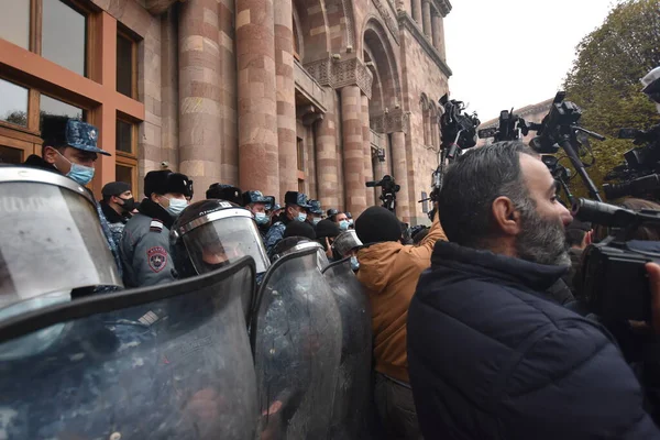 Türk azerbaijani teröristlerinin 10 Aralık 2020 'de Artsakh Cumhuriyeti' nin barışçıl sakinlerine karşı yürüttüğü saldırının ardından Erivan 'da hükümet ve pashinan karşıtı protestolar düzenlendi.