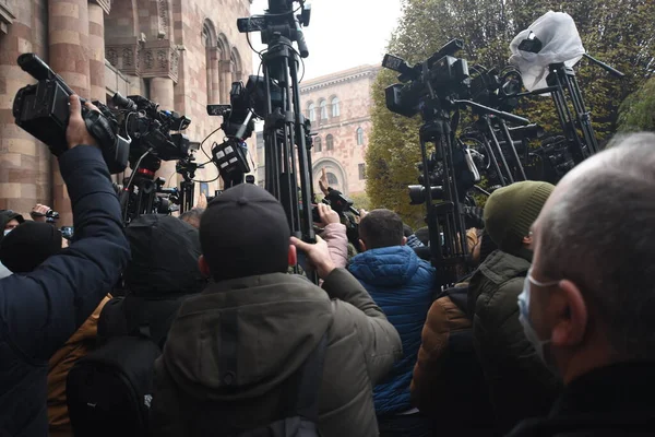 Türk azerbaijani teröristlerinin 10 Aralık 2020 'de Artsakh Cumhuriyeti' nin barışçıl sakinlerine karşı yürüttüğü saldırının ardından Erivan 'da hükümet ve pashinan karşıtı protestolar düzenlendi.