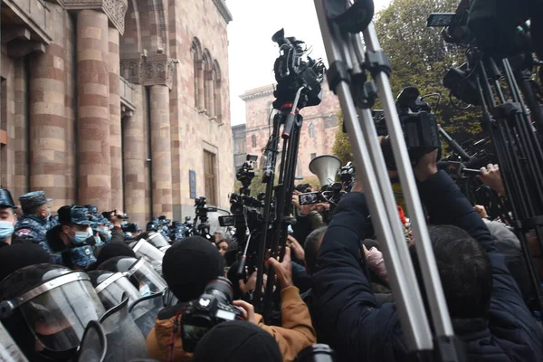 Türk azerbaijani teröristlerinin 10 Aralık 2020 'de Artsakh Cumhuriyeti' nin barışçıl sakinlerine karşı yürüttüğü saldırının ardından Erivan 'da hükümet ve pashinan karşıtı protestolar düzenlendi.