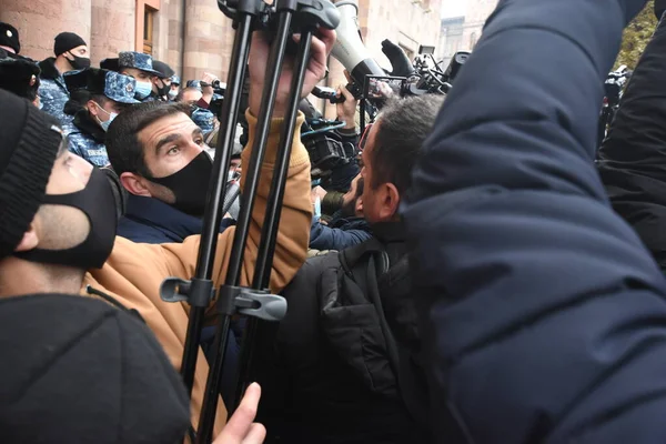 Türk azerbaijani teröristlerinin 10 Aralık 2020 'de Artsakh Cumhuriyeti' nin barışçıl sakinlerine karşı yürüttüğü saldırının ardından Erivan 'da hükümet ve pashinan karşıtı protestolar düzenlendi.