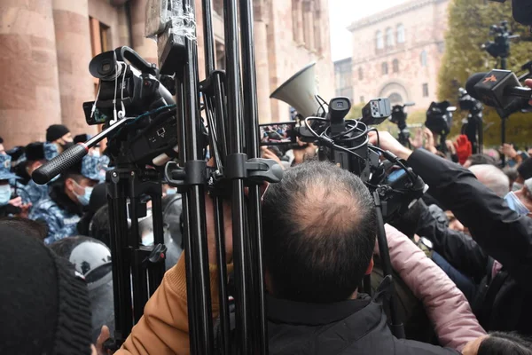 Türk azerbaijani teröristlerinin 10 Aralık 2020 'de Artsakh Cumhuriyeti' nin barışçıl sakinlerine karşı yürüttüğü saldırının ardından Erivan 'da hükümet ve pashinan karşıtı protestolar düzenlendi.