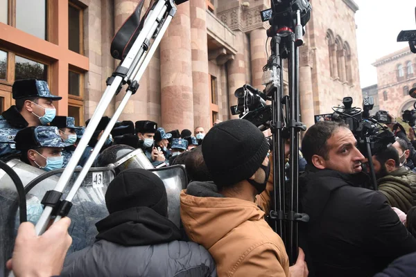 Türk azerbaijani teröristlerinin 10 Aralık 2020 'de Artsakh Cumhuriyeti' nin barışçıl sakinlerine karşı yürüttüğü saldırının ardından Erivan 'da hükümet ve pashinan karşıtı protestolar düzenlendi.