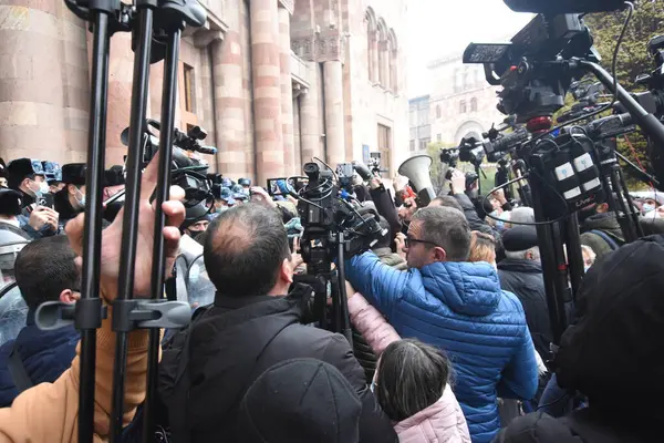 Türk azerbaijani teröristlerinin 10 Aralık 2020 'de Artsakh Cumhuriyeti' nin barışçıl sakinlerine karşı yürüttüğü saldırının ardından Erivan 'da hükümet ve pashinan karşıtı protestolar düzenlendi.