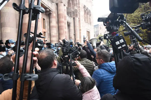 Türk azerbaijani teröristlerinin 10 Aralık 2020 'de Artsakh Cumhuriyeti' nin barışçıl sakinlerine karşı yürüttüğü saldırının ardından Erivan 'da hükümet ve pashinan karşıtı protestolar düzenlendi.