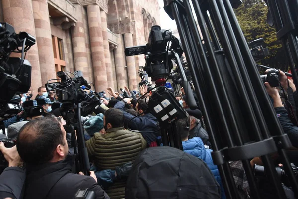 Türk azerbaijani teröristlerinin 10 Aralık 2020 'de Artsakh Cumhuriyeti' nin barışçıl sakinlerine karşı yürüttüğü saldırının ardından Erivan 'da hükümet ve pashinan karşıtı protestolar düzenlendi.