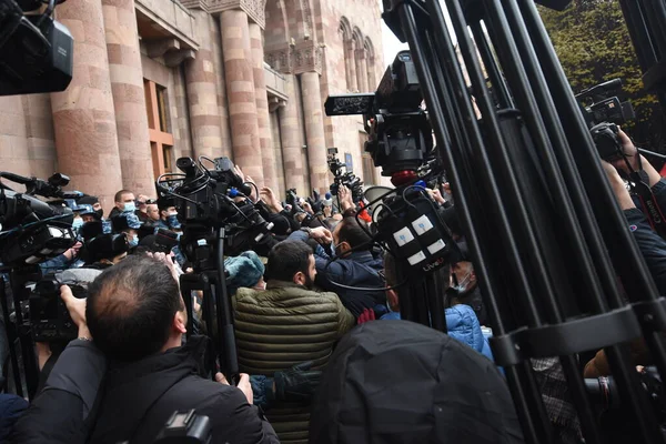 Türk azerbaijani teröristlerinin 10 Aralık 2020 'de Artsakh Cumhuriyeti' nin barışçıl sakinlerine karşı yürüttüğü saldırının ardından Erivan 'da hükümet ve pashinan karşıtı protestolar düzenlendi.