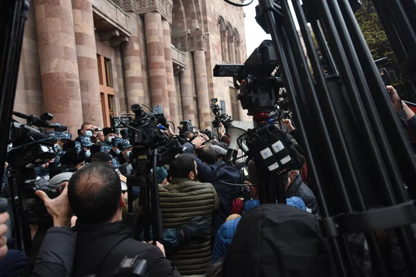 Türk azerbaijani teröristlerinin 10 Aralık 2020 'de Artsakh Cumhuriyeti' nin barışçıl sakinlerine karşı yürüttüğü saldırının ardından Erivan 'da hükümet ve pashinan karşıtı protestolar düzenlendi.