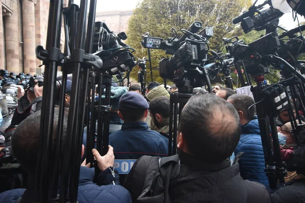 Türk azerbaijani teröristlerinin 10 Aralık 2020 'de Artsakh Cumhuriyeti' nin barışçıl sakinlerine karşı yürüttüğü saldırının ardından Erivan 'da hükümet ve pashinan karşıtı protestolar düzenlendi.