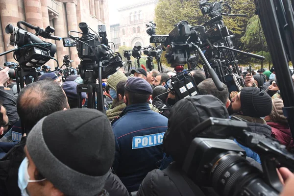 Türk azerbaijani teröristlerinin 10 Aralık 2020 'de Artsakh Cumhuriyeti' nin barışçıl sakinlerine karşı yürüttüğü saldırının ardından Erivan 'da hükümet ve pashinan karşıtı protestolar düzenlendi.