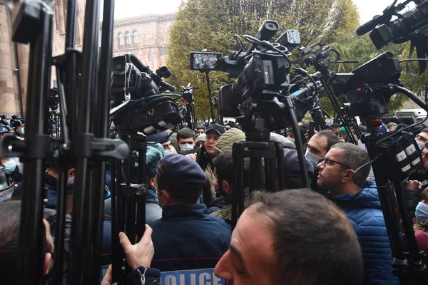 Türk azerbaijani teröristlerinin 10 Aralık 2020 'de Artsakh Cumhuriyeti' nin barışçıl sakinlerine karşı yürüttüğü saldırının ardından Erivan 'da hükümet ve pashinan karşıtı protestolar düzenlendi.