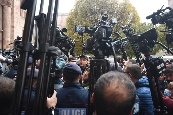 Türk azerbaijani teröristlerinin 10 Aralık 2020 'de Artsakh Cumhuriyeti' nin barışçıl sakinlerine karşı yürüttüğü saldırının ardından Erivan 'da hükümet ve pashinan karşıtı protestolar düzenlendi.