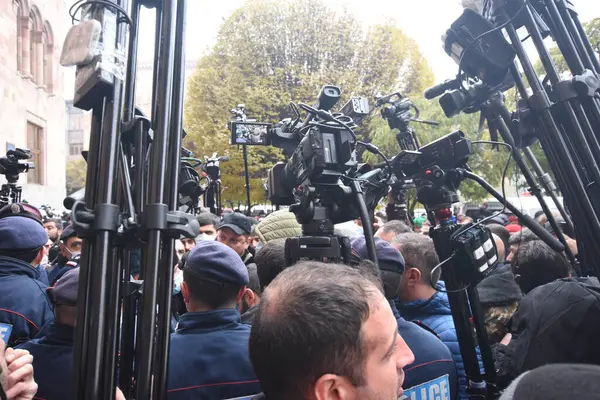 Türk azerbaijani teröristlerinin 10 Aralık 2020 'de Artsakh Cumhuriyeti' nin barışçıl sakinlerine karşı yürüttüğü saldırının ardından Erivan 'da hükümet ve pashinan karşıtı protestolar düzenlendi.