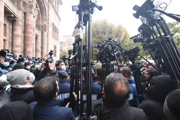 Türk azerbaijani teröristlerinin 10 Aralık 2020 'de Artsakh Cumhuriyeti' nin barışçıl sakinlerine karşı yürüttüğü saldırının ardından Erivan 'da hükümet ve pashinan karşıtı protestolar düzenlendi.