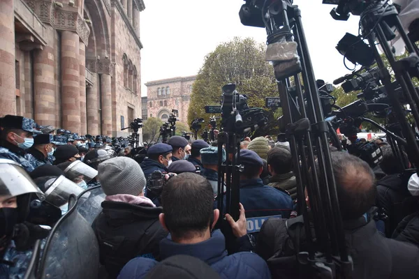 Türk azerbaijani teröristlerinin 10 Aralık 2020 'de Artsakh Cumhuriyeti' nin barışçıl sakinlerine karşı yürüttüğü saldırının ardından Erivan 'da hükümet ve pashinan karşıtı protestolar düzenlendi.