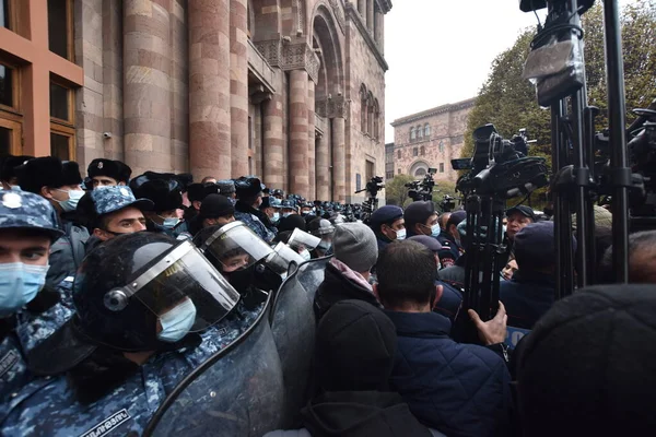 Türk azerbaijani teröristlerinin 10 Aralık 2020 'de Artsakh Cumhuriyeti' nin barışçıl sakinlerine karşı yürüttüğü saldırının ardından Erivan 'da hükümet ve pashinan karşıtı protestolar düzenlendi.