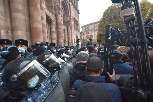 Türk azerbaijani teröristlerinin 10 Aralık 2020 'de Artsakh Cumhuriyeti' nin barışçıl sakinlerine karşı yürüttüğü saldırının ardından Erivan 'da hükümet ve pashinan karşıtı protestolar düzenlendi.