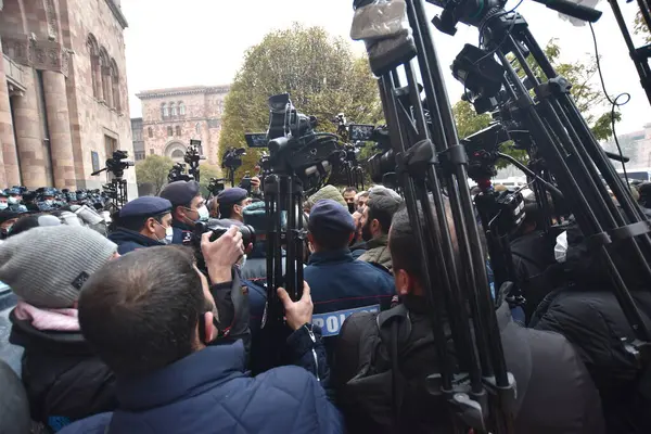 Türk azerbaijani teröristlerinin 10 Aralık 2020 'de Artsakh Cumhuriyeti' nin barışçıl sakinlerine karşı yürüttüğü saldırının ardından Erivan 'da hükümet ve pashinan karşıtı protestolar düzenlendi.