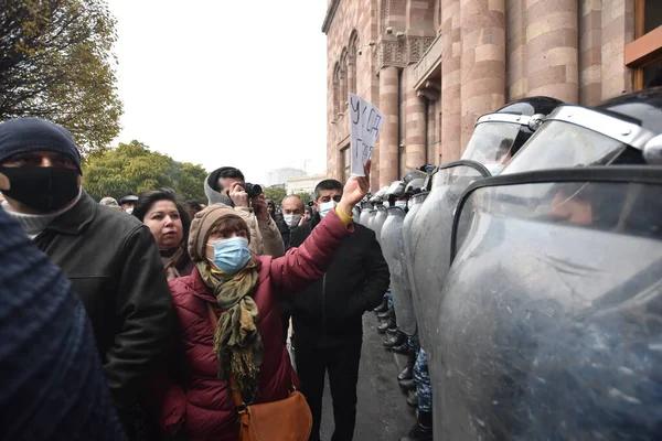 Türk azerbaijani teröristlerinin 10 Aralık 2020 'de Artsakh Cumhuriyeti' nin barışçıl sakinlerine karşı yürüttüğü saldırının ardından Erivan 'da hükümet ve pashinan karşıtı protestolar düzenlendi.