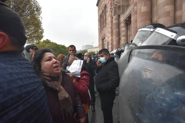 Türk azerbaijani teröristlerinin 10 Aralık 2020 'de Artsakh Cumhuriyeti' nin barışçıl sakinlerine karşı yürüttüğü saldırının ardından Erivan 'da hükümet ve pashinan karşıtı protestolar düzenlendi.