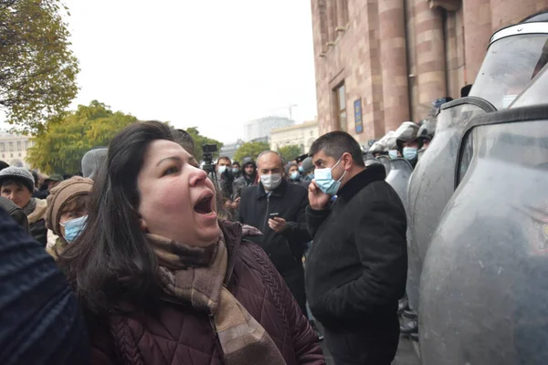 Türk azerbaijani teröristlerinin 10 Aralık 2020 'de Artsakh Cumhuriyeti' nin barışçıl sakinlerine karşı yürüttüğü saldırının ardından Erivan 'da hükümet ve pashinan karşıtı protestolar düzenlendi.