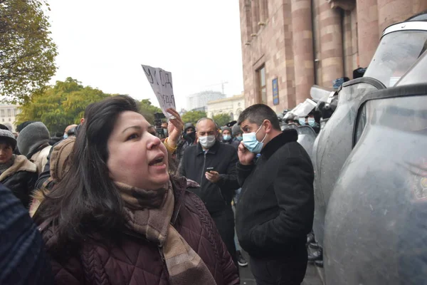 Türk azerbaijani teröristlerinin 10 Aralık 2020 'de Artsakh Cumhuriyeti' nin barışçıl sakinlerine karşı yürüttüğü saldırının ardından Erivan 'da hükümet ve pashinan karşıtı protestolar düzenlendi.