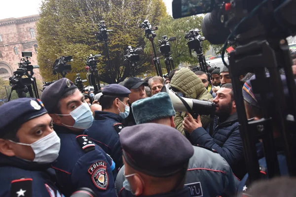 Türk azerbaijani teröristlerinin 10 Aralık 2020 'de Artsakh Cumhuriyeti' nin barışçıl sakinlerine karşı yürüttüğü saldırının ardından Erivan 'da hükümet ve pashinan karşıtı protestolar düzenlendi.