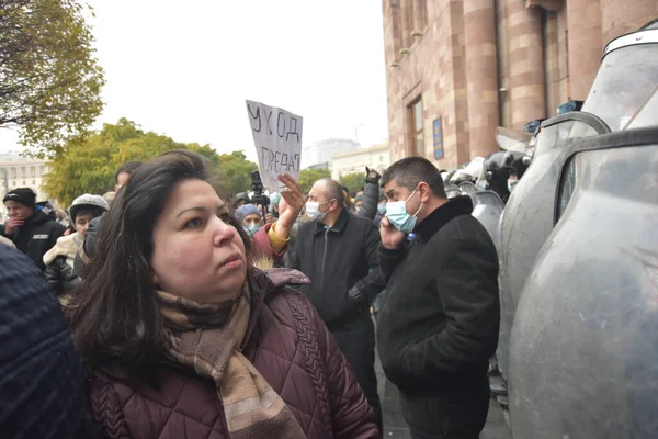 Türk azerbaijani teröristlerinin 10 Aralık 2020 'de Artsakh Cumhuriyeti' nin barışçıl sakinlerine karşı yürüttüğü saldırının ardından Erivan 'da hükümet ve pashinan karşıtı protestolar düzenlendi.