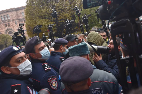 Türk azerbaijani teröristlerinin 10 Aralık 2020 'de Artsakh Cumhuriyeti' nin barışçıl sakinlerine karşı yürüttüğü saldırının ardından Erivan 'da hükümet ve pashinan karşıtı protestolar düzenlendi.