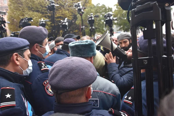 Türk azerbaijani teröristlerinin 10 Aralık 2020 'de Artsakh Cumhuriyeti' nin barışçıl sakinlerine karşı yürüttüğü saldırının ardından Erivan 'da hükümet ve pashinan karşıtı protestolar düzenlendi.