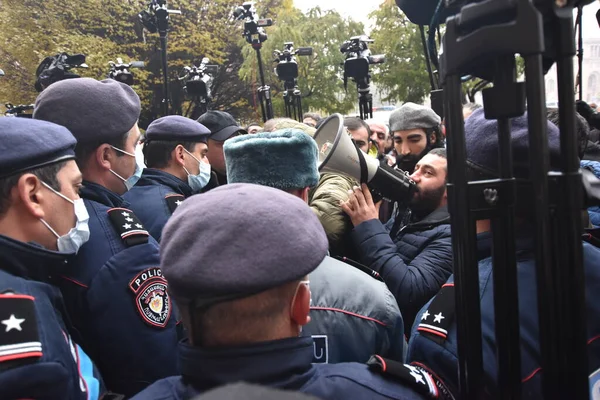 Türk azerbaijani teröristlerinin 10 Aralık 2020 'de Artsakh Cumhuriyeti' nin barışçıl sakinlerine karşı yürüttüğü saldırının ardından Erivan 'da hükümet ve pashinan karşıtı protestolar düzenlendi.