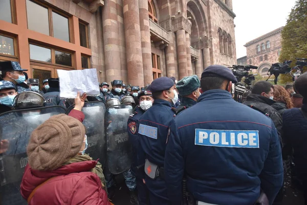 Türk azerbaijani teröristlerinin 10 Aralık 2020 'de Artsakh Cumhuriyeti' nin barışçıl sakinlerine karşı yürüttüğü saldırının ardından Erivan 'da hükümet ve pashinan karşıtı protestolar düzenlendi.