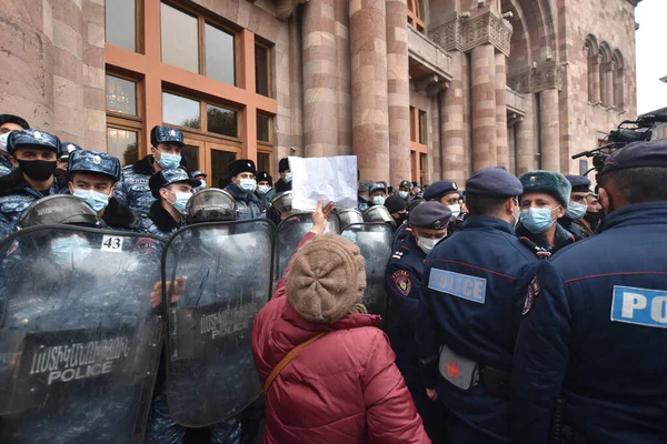 Türk azerbaijani teröristlerinin 10 Aralık 2020 'de Artsakh Cumhuriyeti' nin barışçıl sakinlerine karşı yürüttüğü saldırının ardından Erivan 'da hükümet ve pashinan karşıtı protestolar düzenlendi.