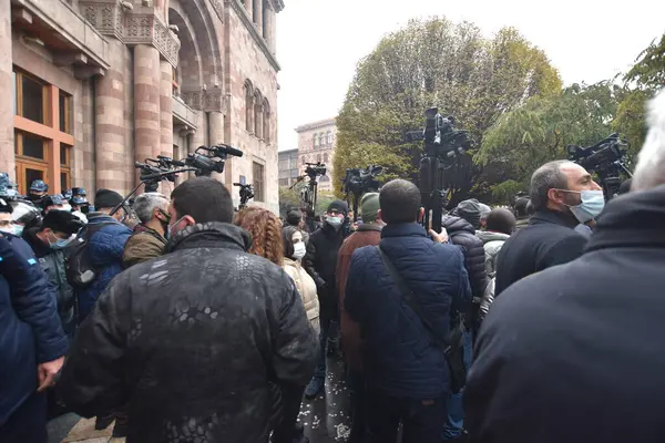 Türk azerbaijani teröristlerinin 10 Aralık 2020 'de Artsakh Cumhuriyeti' nin barışçıl sakinlerine karşı yürüttüğü saldırının ardından Erivan 'da hükümet ve pashinan karşıtı protestolar düzenlendi.