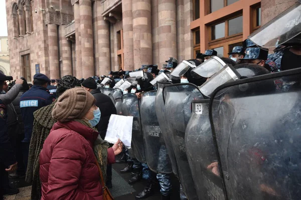 Türk azerbaijani teröristlerinin 10 Aralık 2020 'de Artsakh Cumhuriyeti' nin barışçıl sakinlerine karşı yürüttüğü saldırının ardından Erivan 'da hükümet ve pashinan karşıtı protestolar düzenlendi.