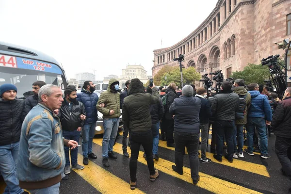 Türk azerbaijani teröristlerinin 10 Aralık 2020 'de Artsakh Cumhuriyeti' nin barışçıl sakinlerine karşı yürüttüğü saldırının ardından Erivan 'da hükümet ve pashinan karşıtı protestolar düzenlendi.