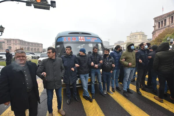 Türk azerbaijani teröristlerinin 10 Aralık 2020 'de Artsakh Cumhuriyeti' nin barışçıl sakinlerine karşı yürüttüğü saldırının ardından Erivan 'da hükümet ve pashinan karşıtı protestolar düzenlendi.