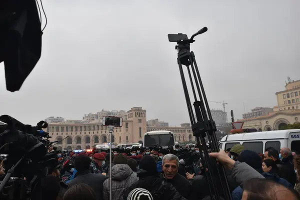 Türk azerbaijani teröristlerinin 10 Aralık 2020 'de Artsakh Cumhuriyeti' nin barışçıl sakinlerine karşı yürüttüğü saldırının ardından Erivan 'da hükümet ve pashinan karşıtı protestolar düzenlendi.