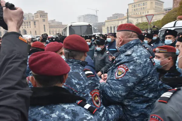 Türk azerbaijani teröristlerinin 10 Aralık 2020 'de Artsakh Cumhuriyeti' nin barışçıl sakinlerine karşı yürüttüğü saldırının ardından Erivan 'da hükümet ve pashinan karşıtı protestolar düzenlendi.