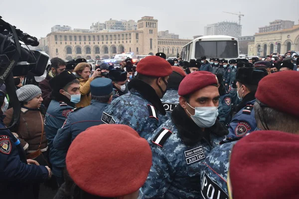 Türk azerbaijani teröristlerinin 10 Aralık 2020 'de Artsakh Cumhuriyeti' nin barışçıl sakinlerine karşı yürüttüğü saldırının ardından Erivan 'da hükümet ve pashinan karşıtı protestolar düzenlendi.