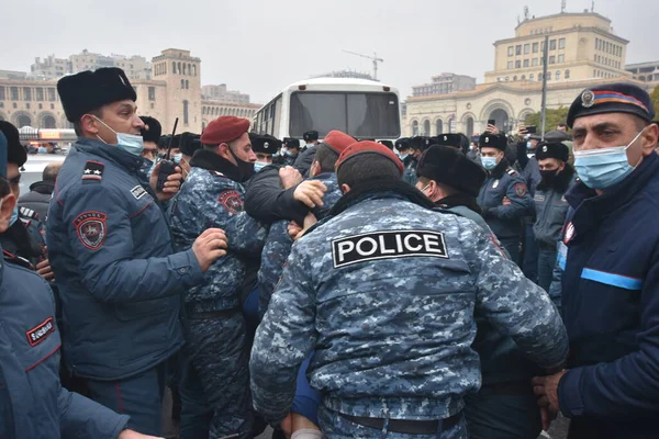 Türk azerbaijani teröristlerinin 10 Aralık 2020 'de Artsakh Cumhuriyeti' nin barışçıl sakinlerine karşı yürüttüğü saldırının ardından Erivan 'da hükümet ve pashinan karşıtı protestolar düzenlendi.
