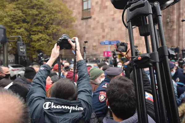 Türk azerbaijani teröristlerinin 10 Aralık 2020 'de Artsakh Cumhuriyeti' nin barışçıl sakinlerine karşı yürüttüğü saldırının ardından Erivan 'da hükümet ve pashinan karşıtı protestolar düzenlendi.