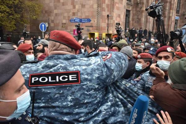 Türk azerbaijani teröristlerinin 10 Aralık 2020 'de Artsakh Cumhuriyeti' nin barışçıl sakinlerine karşı yürüttüğü saldırının ardından Erivan 'da hükümet ve pashinan karşıtı protestolar düzenlendi.