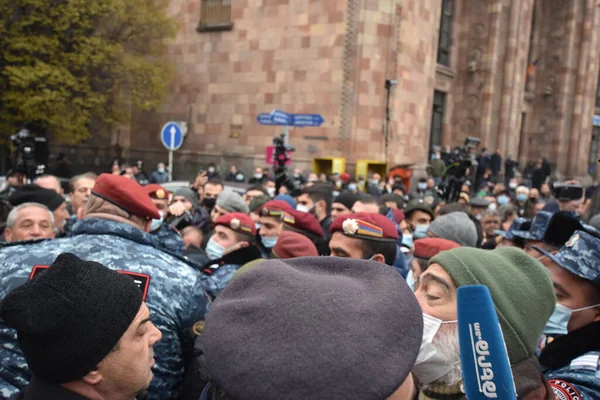 Türk azerbaijani teröristlerinin 10 Aralık 2020 'de Artsakh Cumhuriyeti' nin barışçıl sakinlerine karşı yürüttüğü saldırının ardından Erivan 'da hükümet ve pashinan karşıtı protestolar düzenlendi.