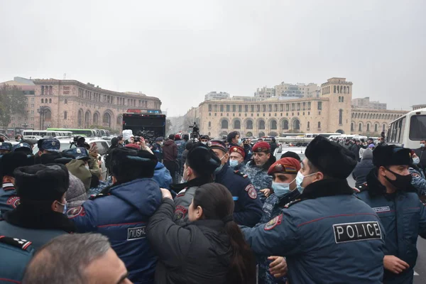 Türk azerbaijani teröristlerinin 10 Aralık 2020 'de Artsakh Cumhuriyeti' nin barışçıl sakinlerine karşı yürüttüğü saldırının ardından Erivan 'da hükümet ve pashinan karşıtı protestolar düzenlendi.