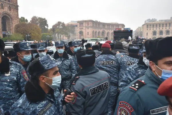 Türk azerbaijani teröristlerinin 10 Aralık 2020 'de Artsakh Cumhuriyeti' nin barışçıl sakinlerine karşı yürüttüğü saldırının ardından Erivan 'da hükümet ve pashinan karşıtı protestolar düzenlendi.