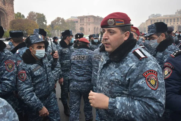 Türk azerbaijani teröristlerinin 10 Aralık 2020 'de Artsakh Cumhuriyeti' nin barışçıl sakinlerine karşı yürüttüğü saldırının ardından Erivan 'da hükümet ve pashinan karşıtı protestolar düzenlendi.