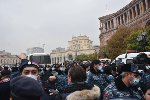 Türk azerbaijani teröristlerinin 10 Aralık 2020 'de Artsakh Cumhuriyeti' nin barışçıl sakinlerine karşı yürüttüğü saldırının ardından Erivan 'da hükümet ve pashinan karşıtı protestolar düzenlendi.